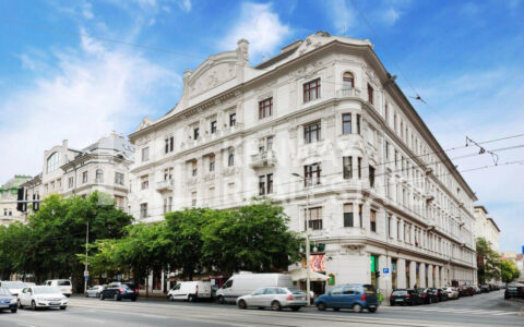 Budapest V. kerület eladó ház Luxuslakás a Szent István körút legszebb épületében a Vígszínházzal szemben!