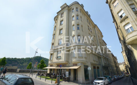 Budapest V. kerület eladó ház Dunai panorámás magas emeleti lakás a Belgrád rakparton impozáns épületben