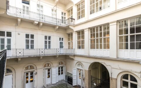 Budapest V. kerület eladó ház Kiadó magas színvonalon felújított és bútorozott 89 m2 lakás az V-ik kerületi Sas utcában 11