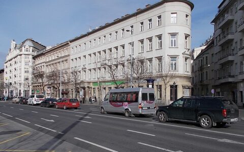 Budapest VI. kerület eladó ház ELADÓ TELJESEN FELÚJÍTANDÓ , KETTŐ ERKÉLLYEL RENDELKEZŐ LAKÁS. A Bajcsy-Zsilinszky úton!