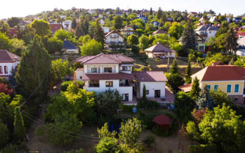 eladó ház ELADÓ panorámás Villa 200 méterre a Balaton parttól 2