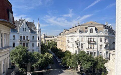 Budapest V. kerület eladó ház Eladó felújított 2 szobás lakás az 5. kerületi Hold utcában 11