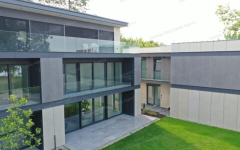 Eladó közvetlen vízparti luxus lakások!