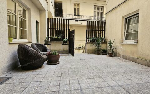 Műemlékvédelem alatt álló házban eladó napfényes lakás a XIII. kerületi Váci úton