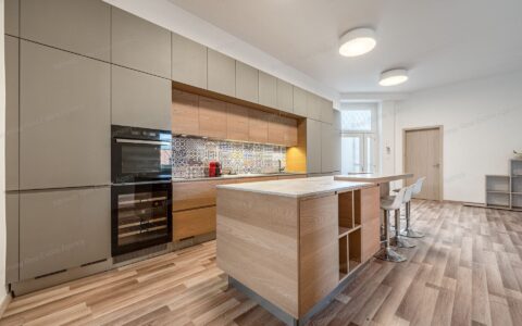 Felújított 125 nm-es tágas lakás eladó Rózsadomb alján, kivételes befektetési lehetőség.