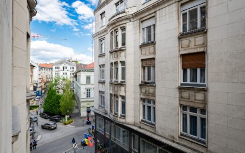  eladó ház Eladó egy belsőépítész által tervezett, prémium minőségben felújított luxus lakás Szervita tér közelében 19