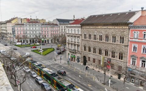  eladó ház Felújított nagyméretű lakás eladó a Teréz körúton! 17