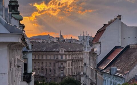  eladó ház ELADÓ MŰTEREMLAKÁS A KECSKMÉTI UTCÁBAN – MŰVÉSZI MÚLTTAL, PANORÁMÁVAL 2