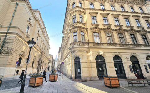 Operaház mellett felújítandó 2,5 szobás, erkélyes felújítandó lakás eladó lift nélküli házban!