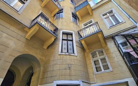  eladó ház Operaház mellett felújítandó 2,5 szobás, erkélyes felújítandó lakás eladó lift nélküli házban! 2