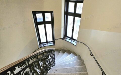 eladó ház Operaház mellett felújítandó 2,5 szobás, erkélyes felújítandó lakás eladó lift nélküli házban! 4