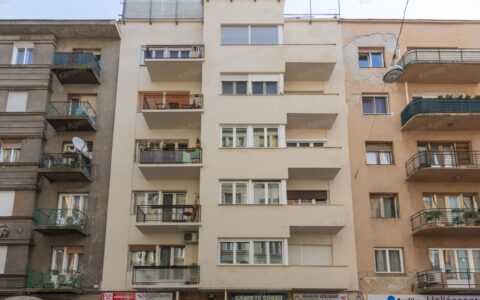  eladó ház Eladó felújított, 3 szobás  lakás Budán, a Fő utcában 14