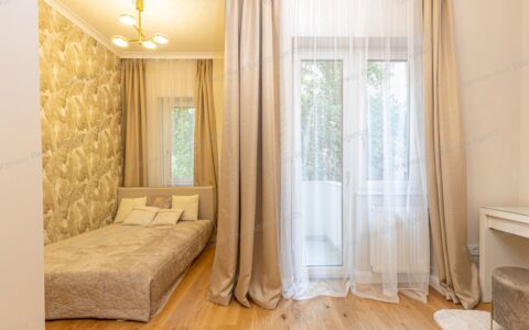  eladó ház Eladó felújított, 3 szobás  lakás Budán, a Fő utcában 15