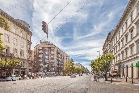  eladó ház Eladó felújított 4 szobás lakás a Bajcsy Zsilinszky úton 8